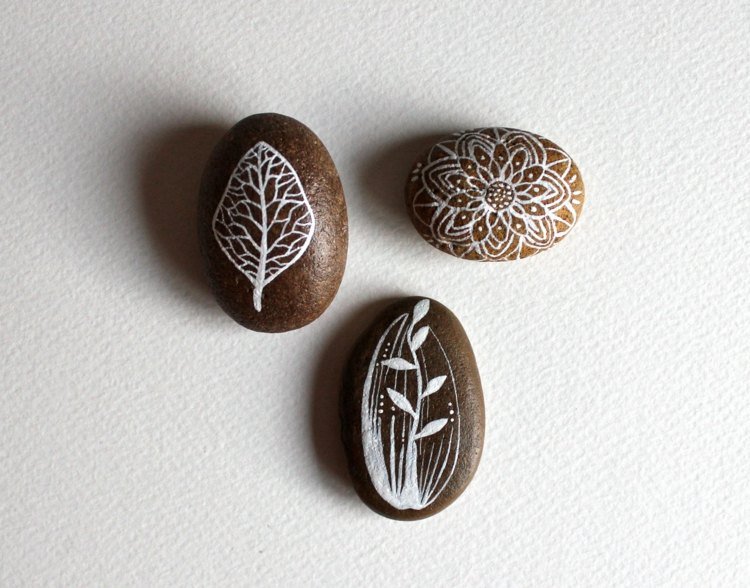 målning stenar brun vit färg höst tema blad mandala