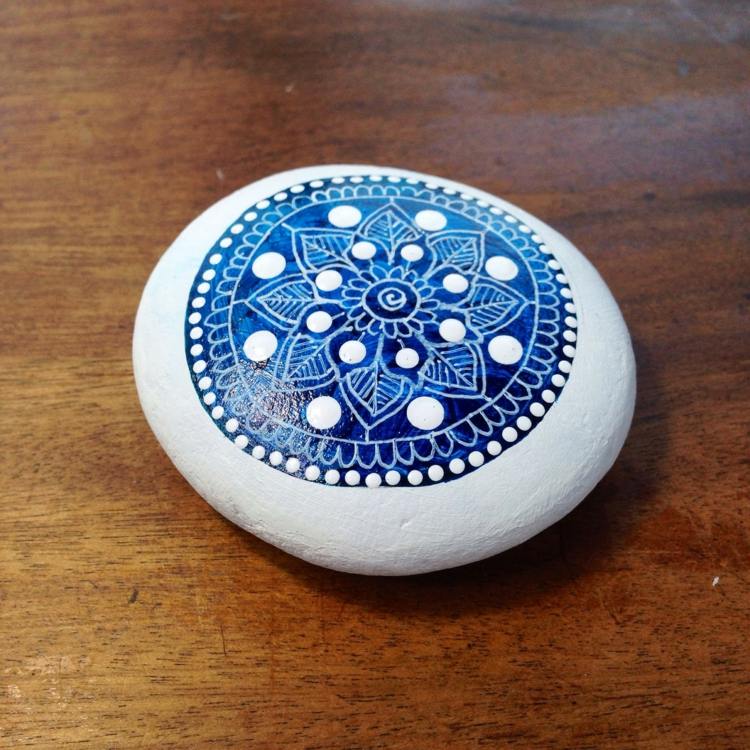 måla stenar blå mandala blomma motiv cirkel