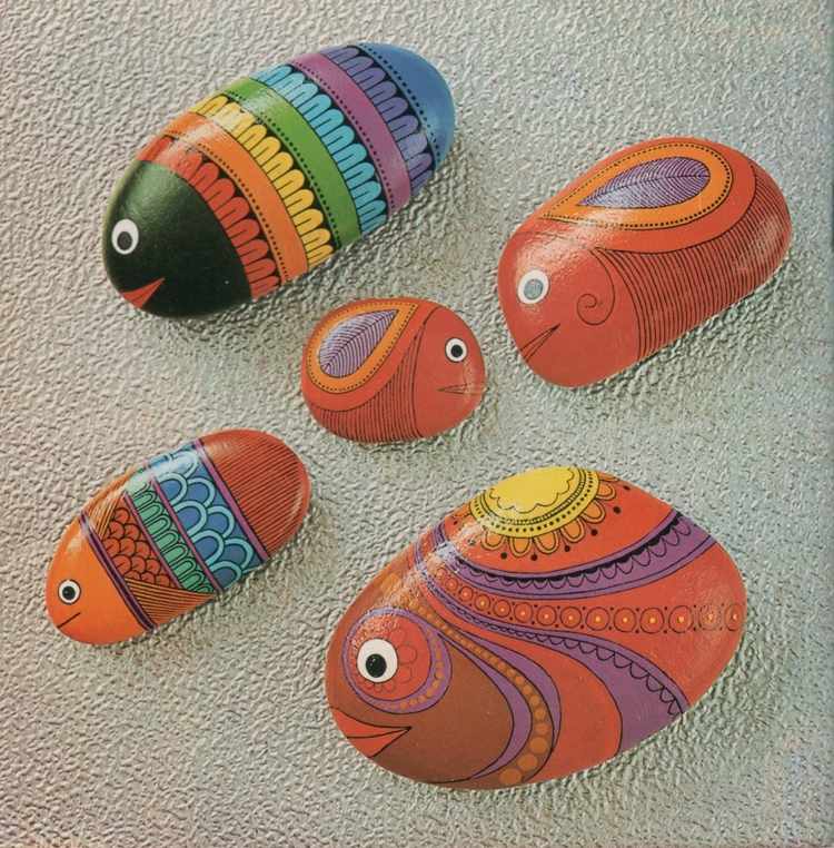 stenar målar fiskfigurer mönster orange