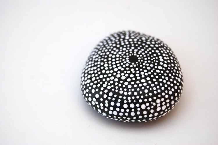 måla stenar svartvitt design prickigt mönster enkelt