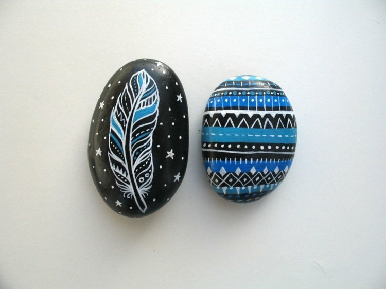 måla stenar fjäder svarta stjärnor aztec mönster blå sicksack