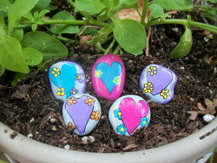 stenfigurer för trädgårdsplanter-dekorera-småsten-hjärtan-motiv