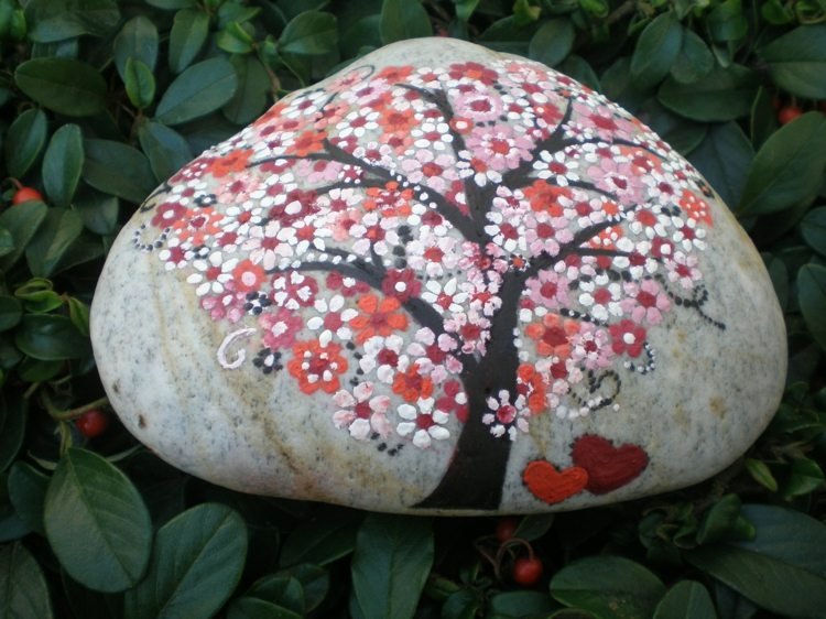 sten-figurer-trädgård-vår-dekoration-inspiration-blommande-träd