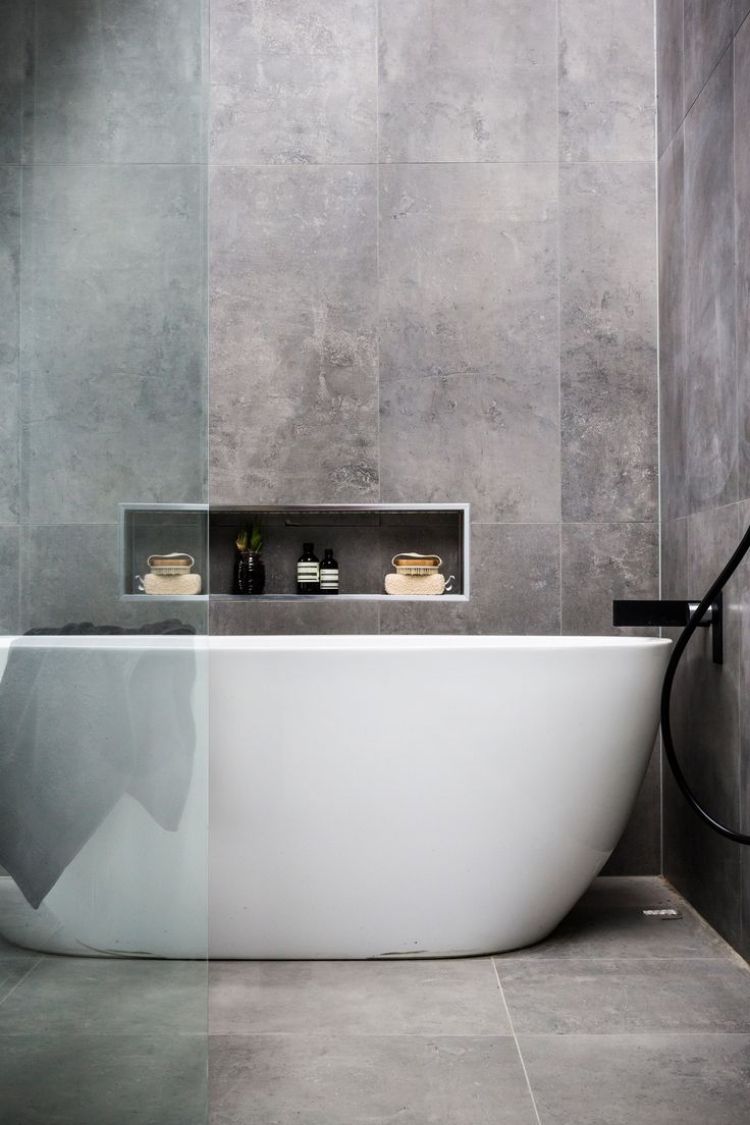 Stenkakel badrum-grå-minimalistisk-vit-badkar-fristående