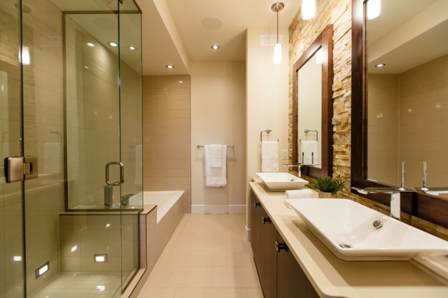 Designa ett smalt badrum med natursten utan fönster