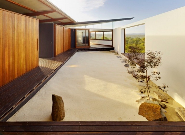 Bergträdgård-skapa-innergård-modern-arkitektur-japansk-lönn-sand