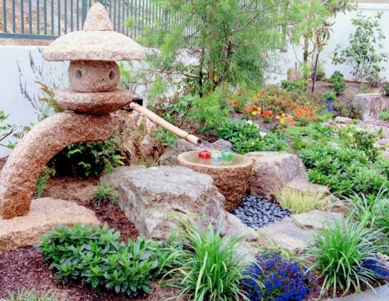 Bergsträdgård-läggning-japansk-trädgård-design-idé-trädgård-fontän-DIY