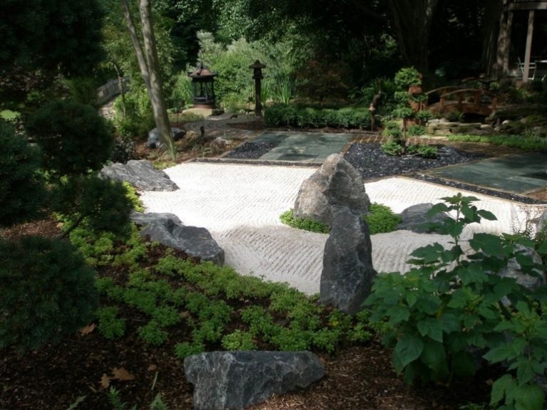 Bergsträdgård-läggning-japansk stil-idéer-moderna