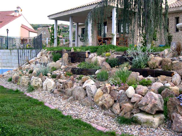 Skapa rock garden house lutning prydnadsgräs grus exempel