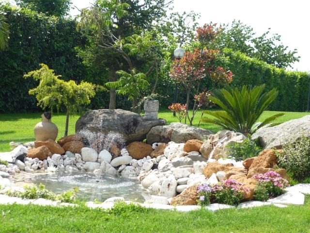 trädgård design fontän stenar olika färger