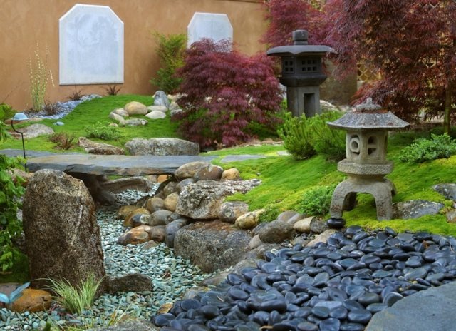 Feng Shui stil gräsmatta flodstenar fågelmatare
