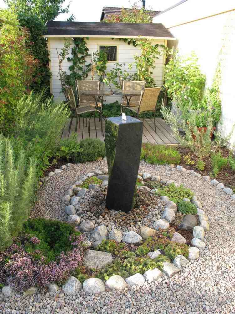 Skapa en stenhagens spiralkolonn fontän-grus-echeveria-markskydd