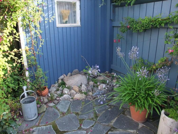 sten-trädgård-läggning-stenar-skuggiga-hörn