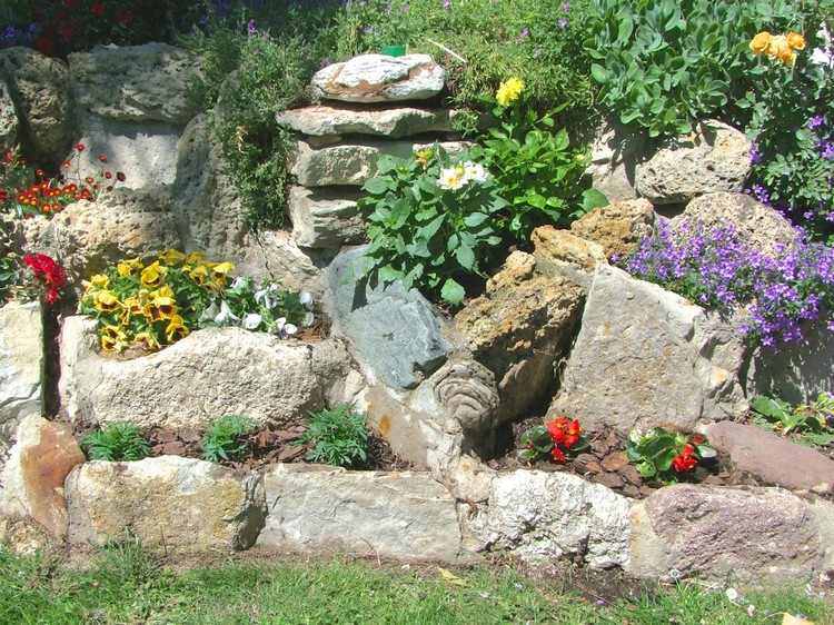 sten-trädgård-skapa-växter-terrasserad-plats