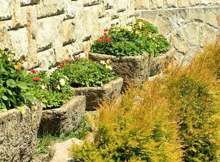 sten vägg trädgård design idéer väggsystem trädgård område planters blomkrukor