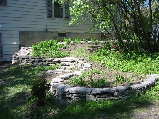 Bygga stödmur i trädgårdsstenväggen