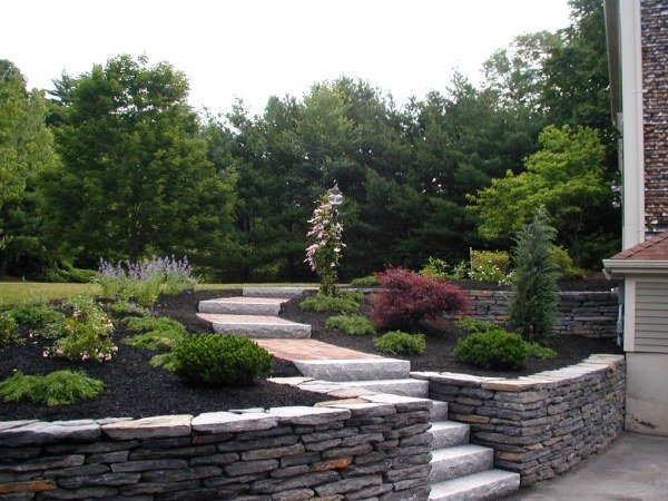 Granit naturstenmur skapar trädgårdsdesign
