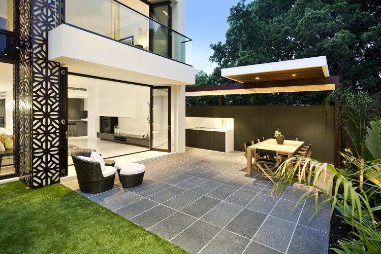 Stenplattor för terrass-terrassplattor-modern-grå-hus-trädgård-belysning
