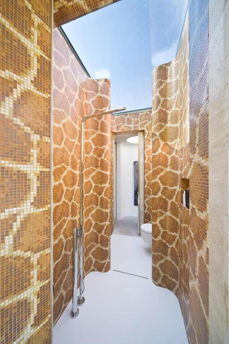 badrum moderna mosaikplattor giraffmönster duschglasvägg