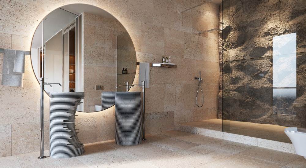 stort badrum med belyst stenmur i duschområdet