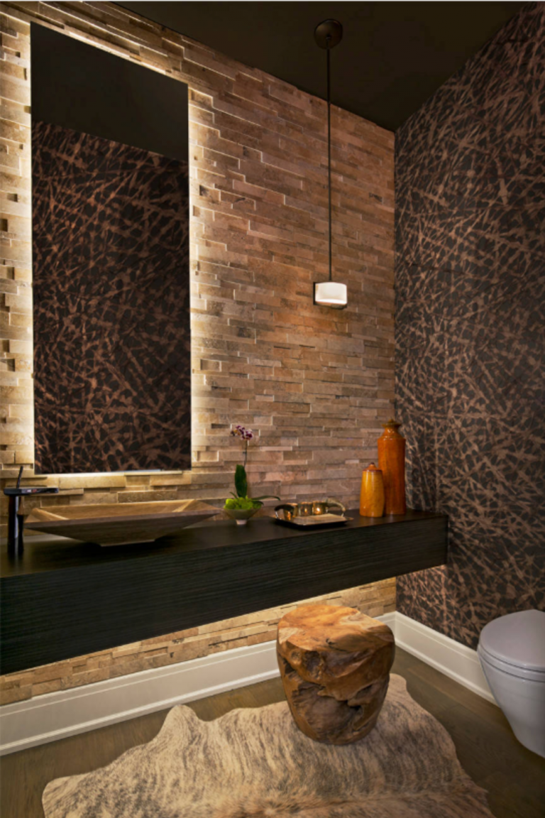 mörkbruna nyanser för badrum med belyst spegel och tegelvägg