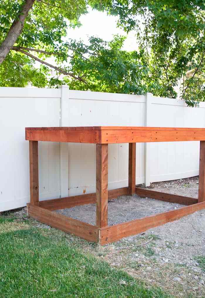 Bygg din egen podium på styltor för barn i trädgården