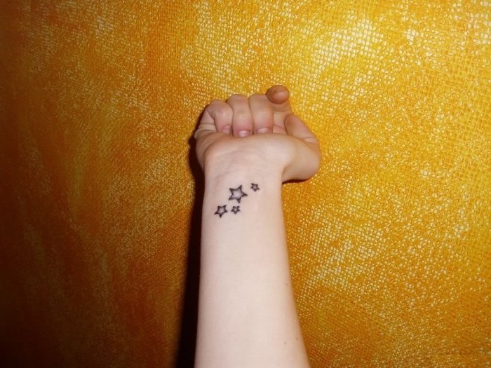stjärna-mini-tatuering-motiv-mönster-för-kvinnor-handled