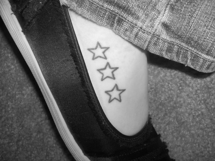 Spann-stjärna-tatuering-tre-motiv-för-kvinnor-diskret
