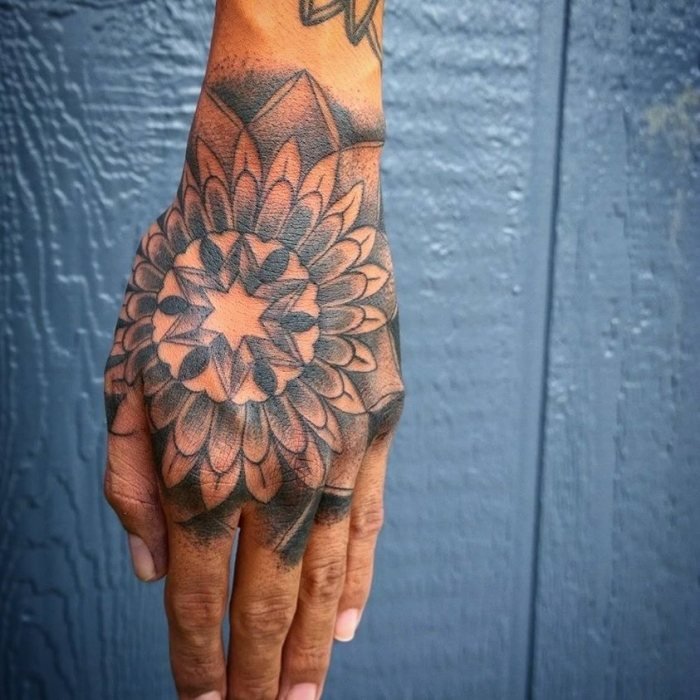 tatuering-idéer-hand-topp-stjärna-lotus-blomma-kvinnor-motiv