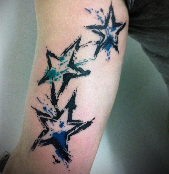 stjärna-tatuering-akvarell-effekt-svart-blå-män-motiv
