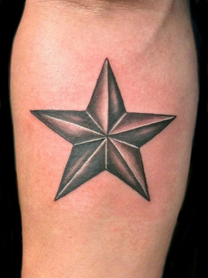 stjärna-tatuering-idéer-nautisk-stjärna-design-maskulin-svart
