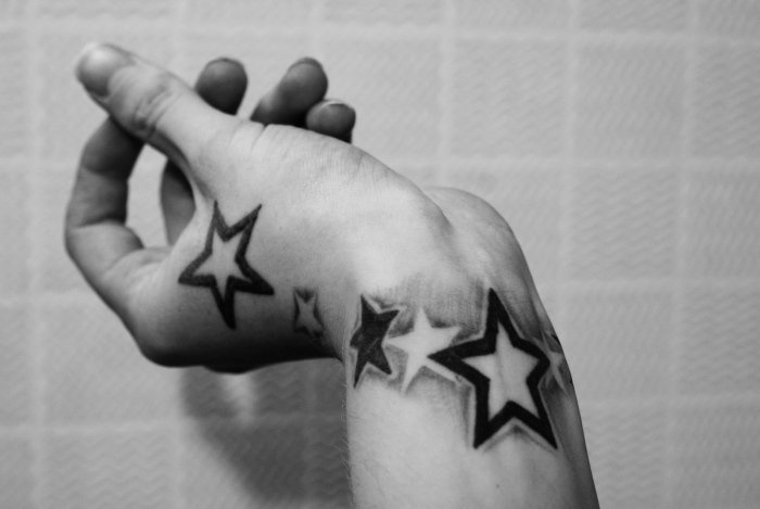 handled-tatuering-stjärnor-konturer-3d-effekter-män-kvinnor