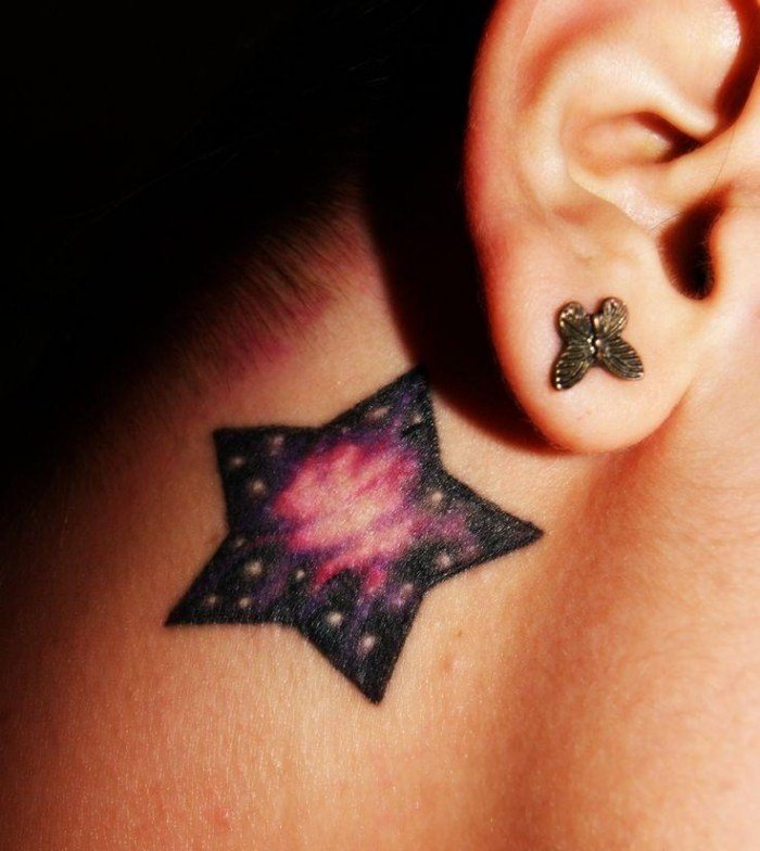 stjärna-tatuering-med-färger-bakom-örat-damer-tatuering-design