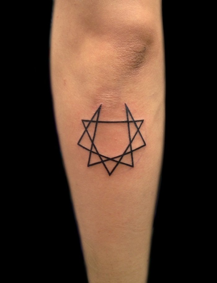 tatuering-design-stjärna-abstrakt-linjär-illustration-arm