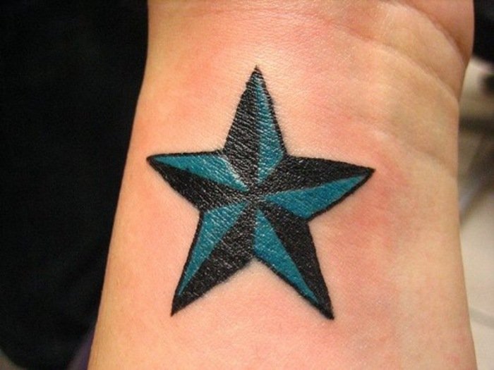 nautisk-stjärna-blå-svart-tatuering-design-handled