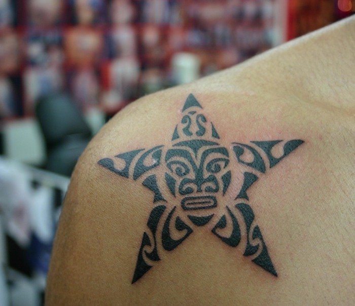 maori stjärna tatuering design med ansikte maskulina idéer axel