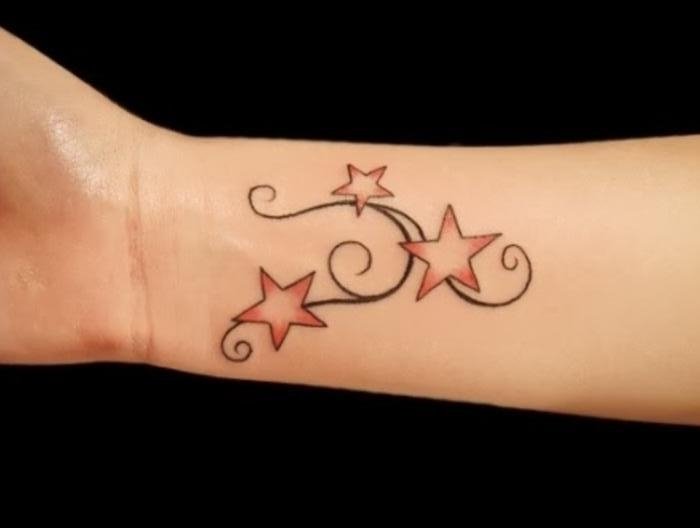 stjärna-tatuering-motiv-konturer-ritning-med-curlicues-underarm
