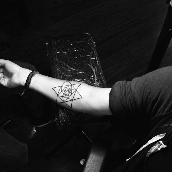 tatuering-design-geometrisk-sexkantig-stjärna-underarm