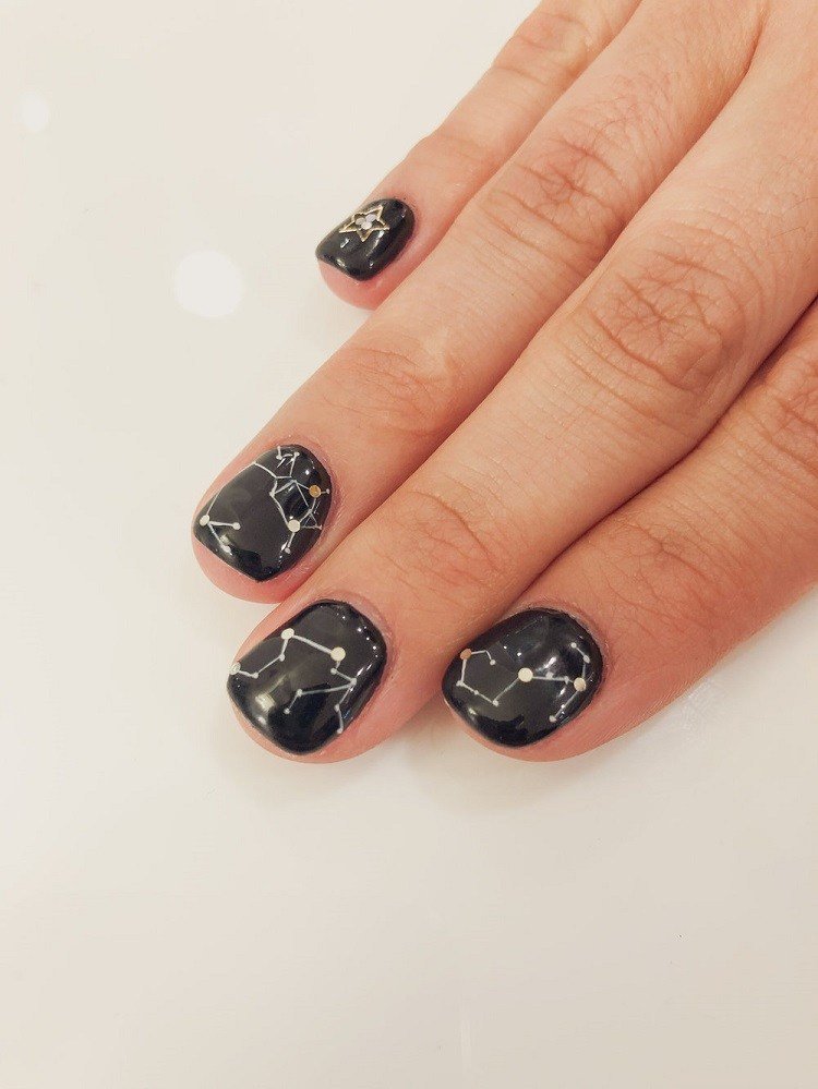 Astrologi nageldesign korta gel naglar svart nagellack