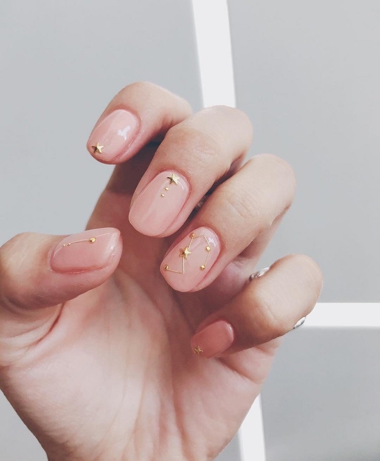 Naken nagellack korta naglar målning Constellation Nails nageltrender
