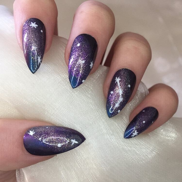 Constellation Nails Trend Lila nagellack nageltrender