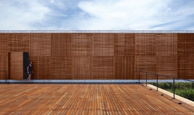 trä är huvudmaterialet för ett modernt hus av guilherme torres