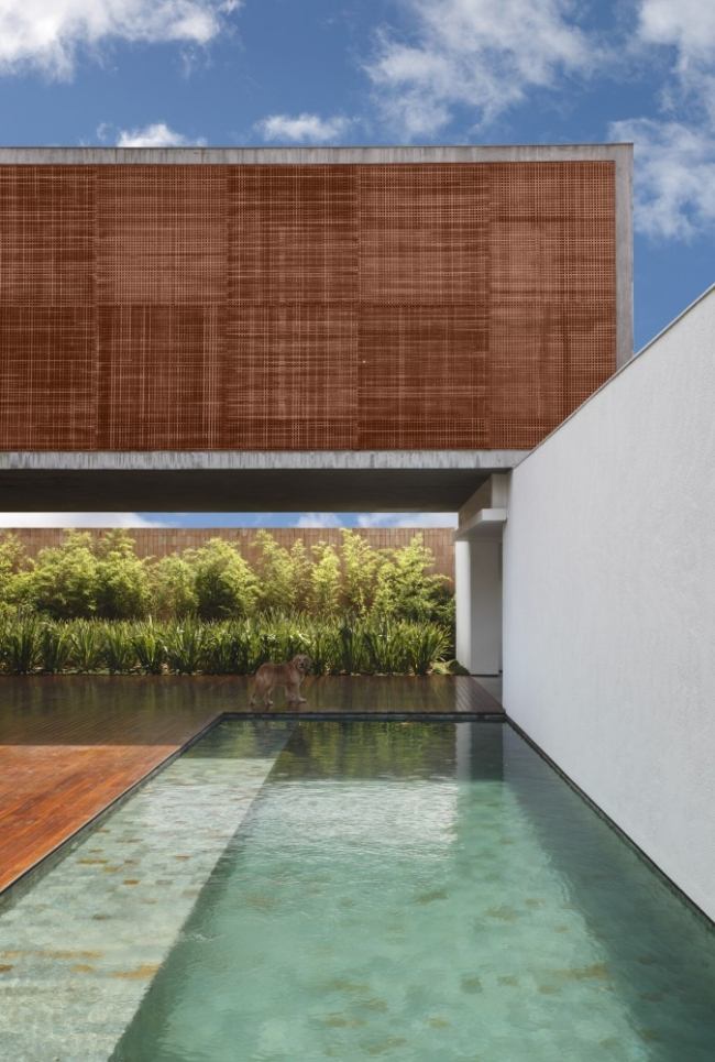 pool däck i det moderna huset av guilherme torres