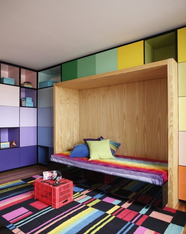 färgglatt barnrum i det moderna hemmet för guilherme torres