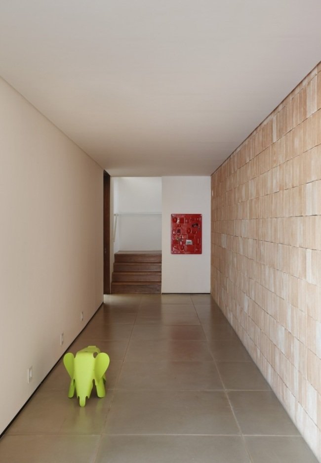 korridor natursten modernt husdesign av guilherme torres