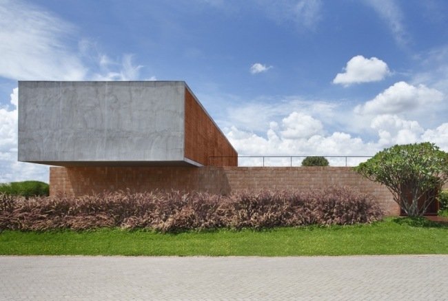 tegelvägg modernt husdesign av guilherme torres