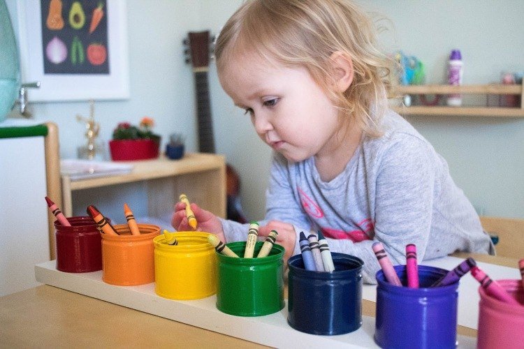 Gör en pennhållare enligt Montessori -instruktionerna