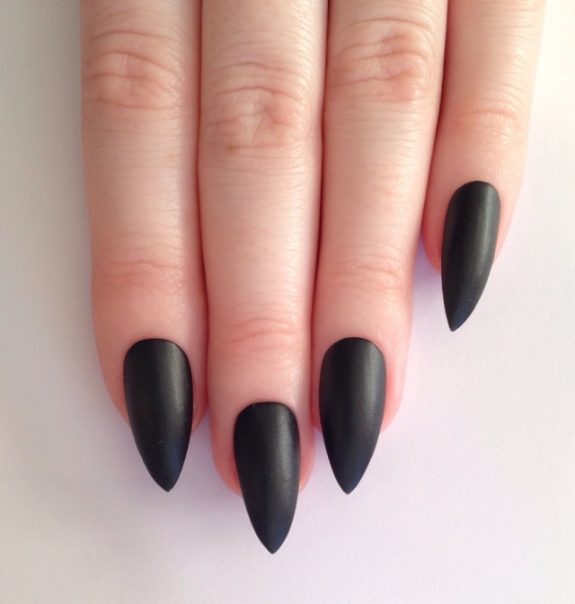 matt-nagellack-svart-stilett-nagel-design-idéer-manikyr-modern