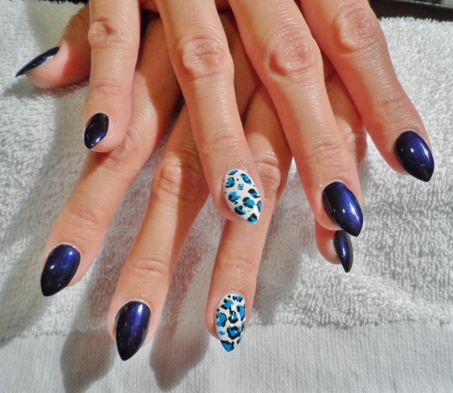 glänsande-naglar-djupblå-nagellack-djur-tryck-motiv-effekt naglar