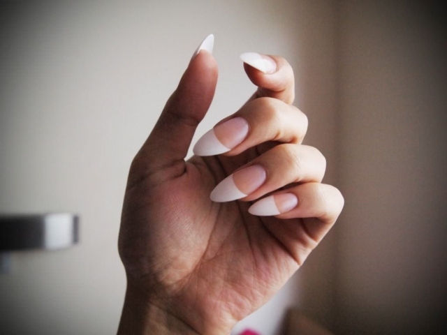Stilett-nagel-konst-vit-fransk-idéer-för-vardag-nagel-design-diy